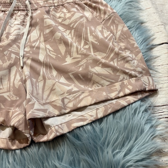 Lululemon Spring Break Away 4 Way Stretch Swift in Shadow Leaf Light Ivory Muse - Picture 5 of 9